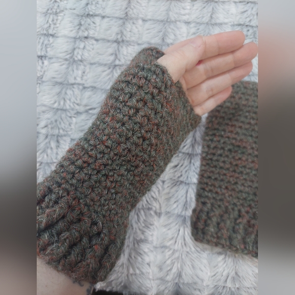 Crocheted half gloves / wrist covers - Picture 3 of 5